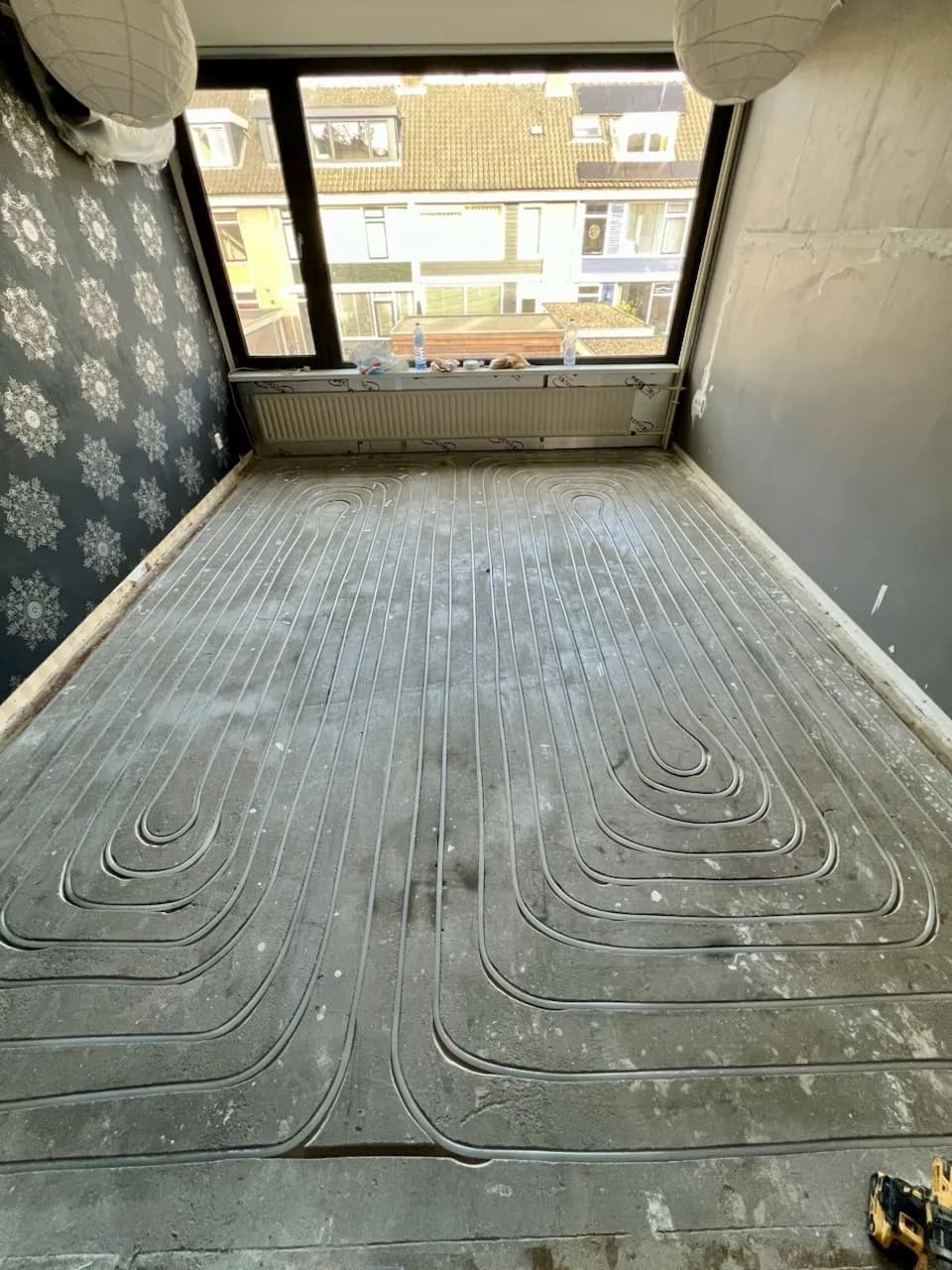 Vloerverwarming ingefreesd in een bestaande betonnen dekvloer