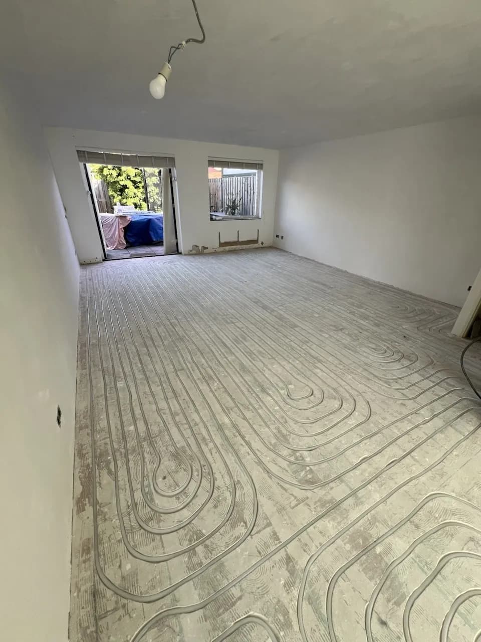 Woonkamer met ingefreesde vloerverwarming in de dekvloer