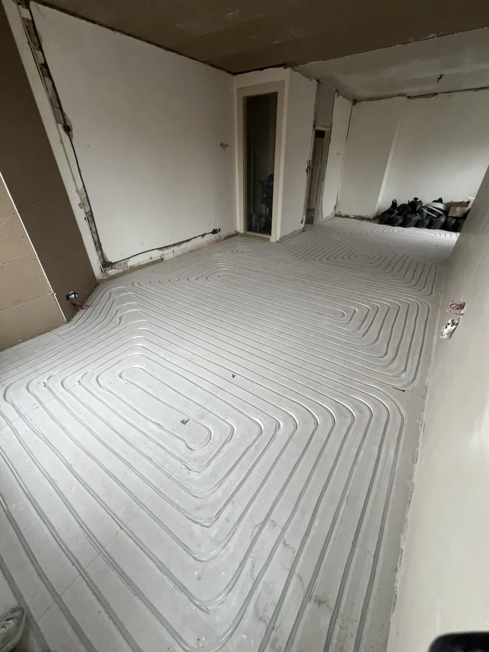Afgewerkte dekvloer met ingefreesde vloerverwarming