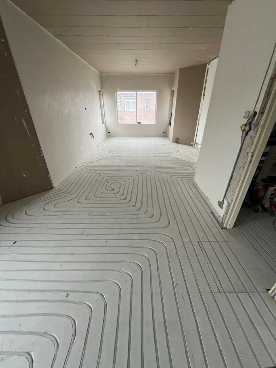 Ingefreesde vloerverwarming over de volledige verdieping